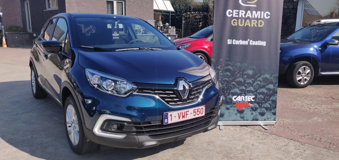 Blauwe Renault Captur, vooraanzicht na de Ceramic Guard-behandeling