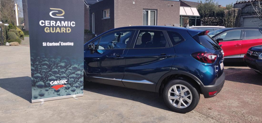 Zijaanzicht van de glanzende Captur naast een Ceramic Guard-banner